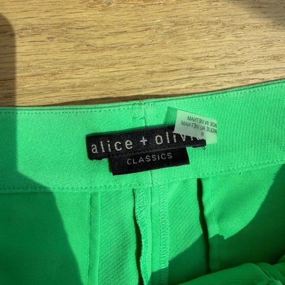NWOT! Alice + Olivia Green Pleated Shorts - Picture 3 of 4